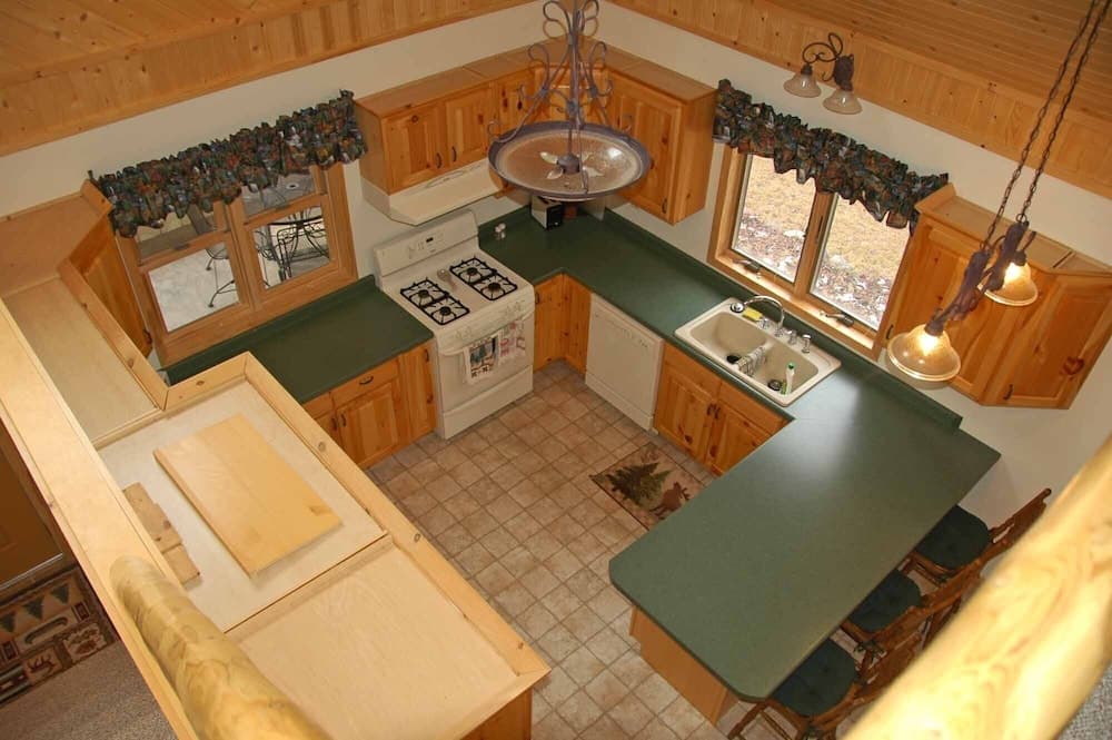 Taylor Lake Point 3 Bedroom Hotel Room by RedAwning