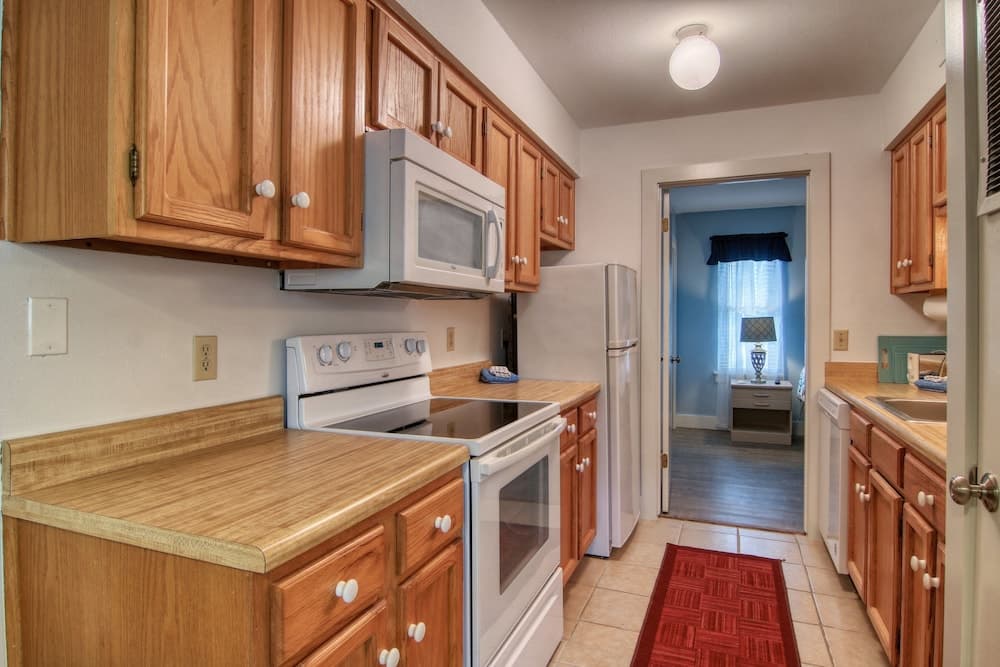 Courtyard #225 1 Bedroom Condo by Redawning