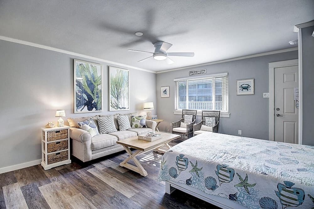 Courtyard #129 Studio Bedroom Condo by Redawning