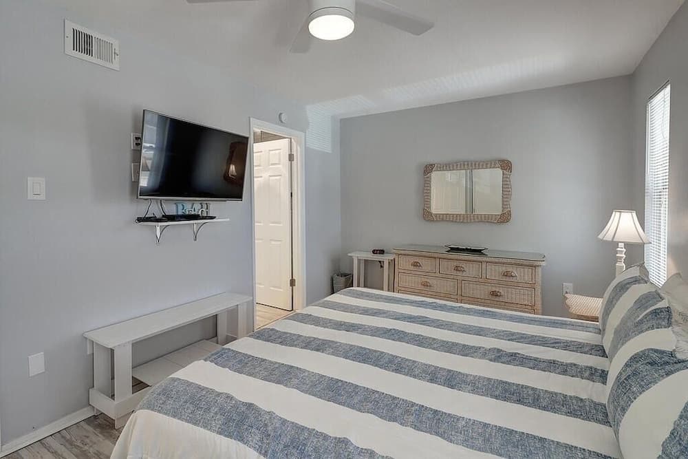 Courtyard #231 1 Bedroom Condo by Redawning