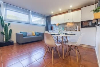 House and People - Rua da Taxa