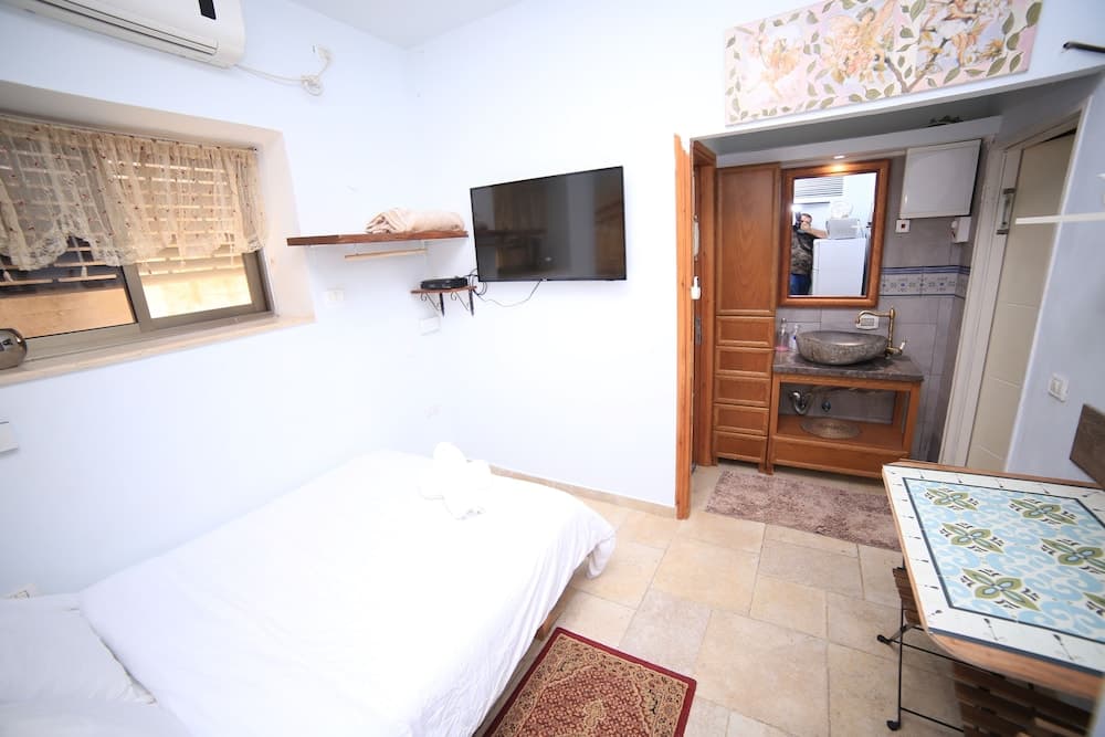 Ahuzat Shaul - Studio