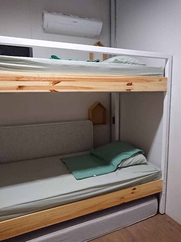 Hybrit Hostel & Cafe