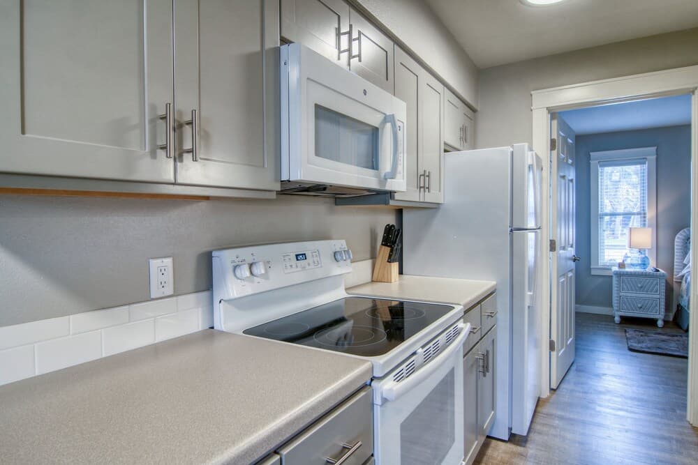 Courtyard #114 1 Bedroom Condo by Redawning