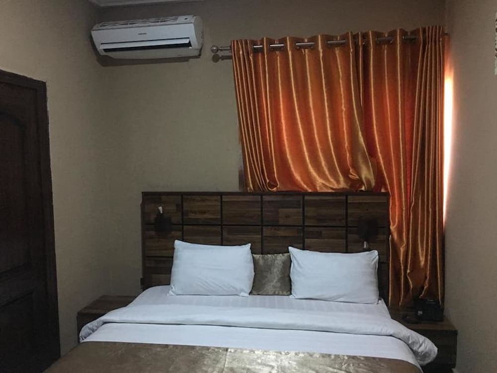 Momak 5 Hotel and Suites