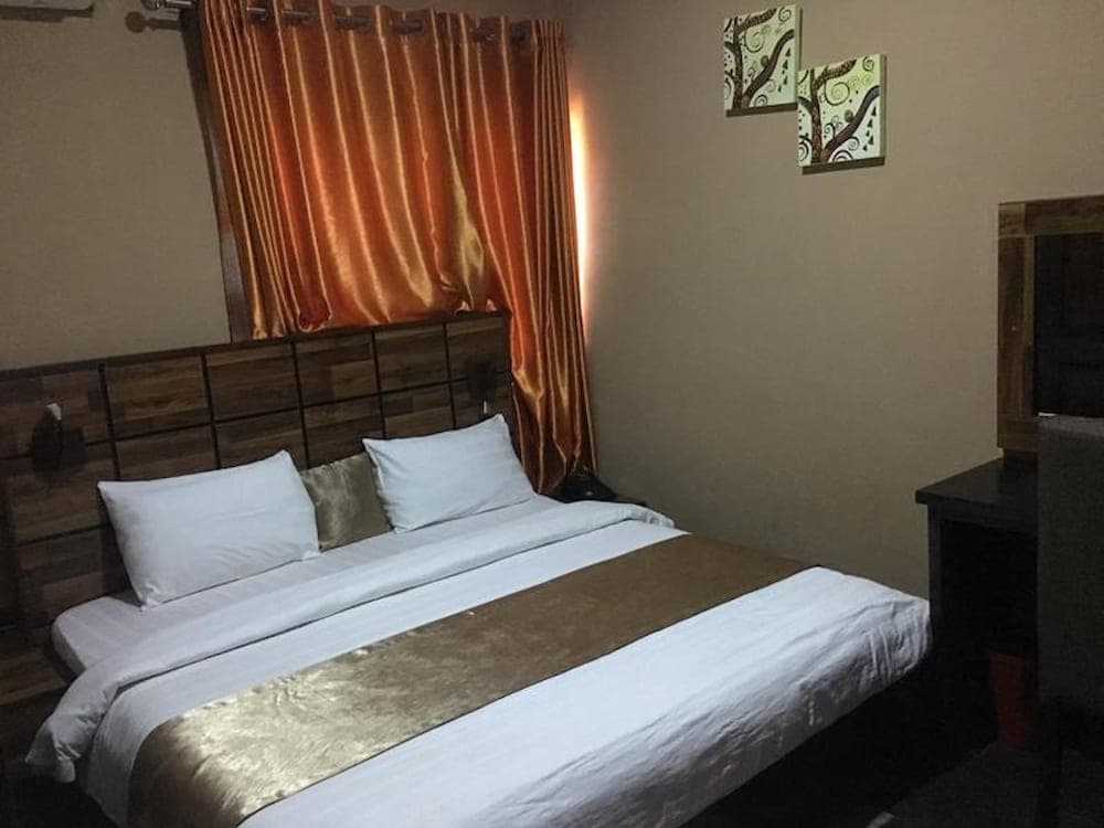 Momak 5 Hotel and Suites