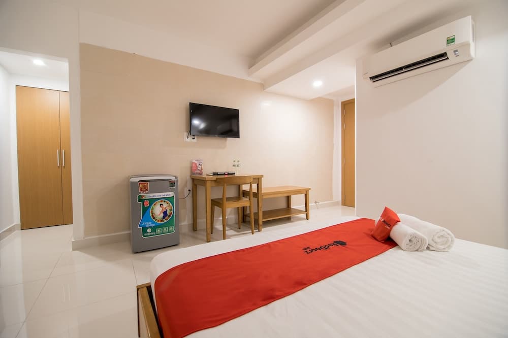 RedDoorz Plus near SECC D7