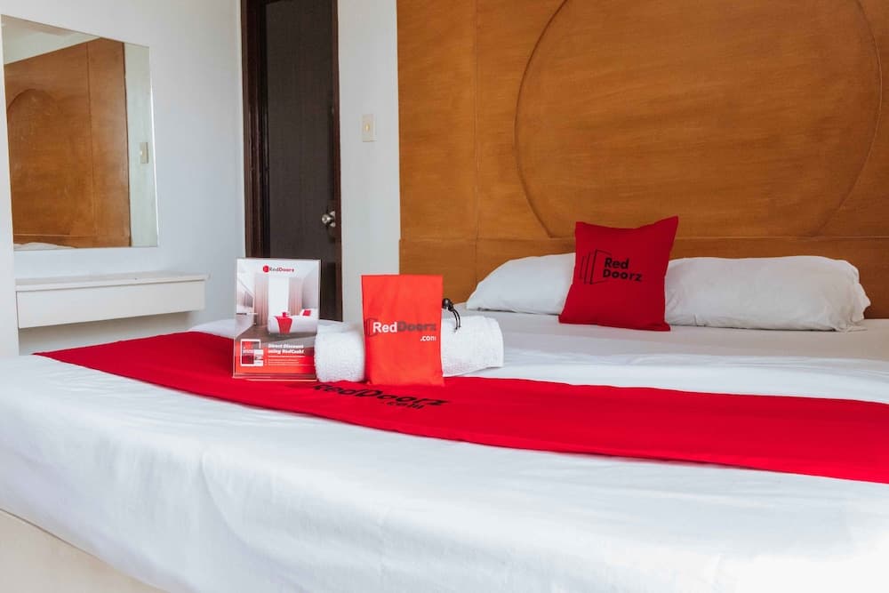 RedDoorz near Bambang Station