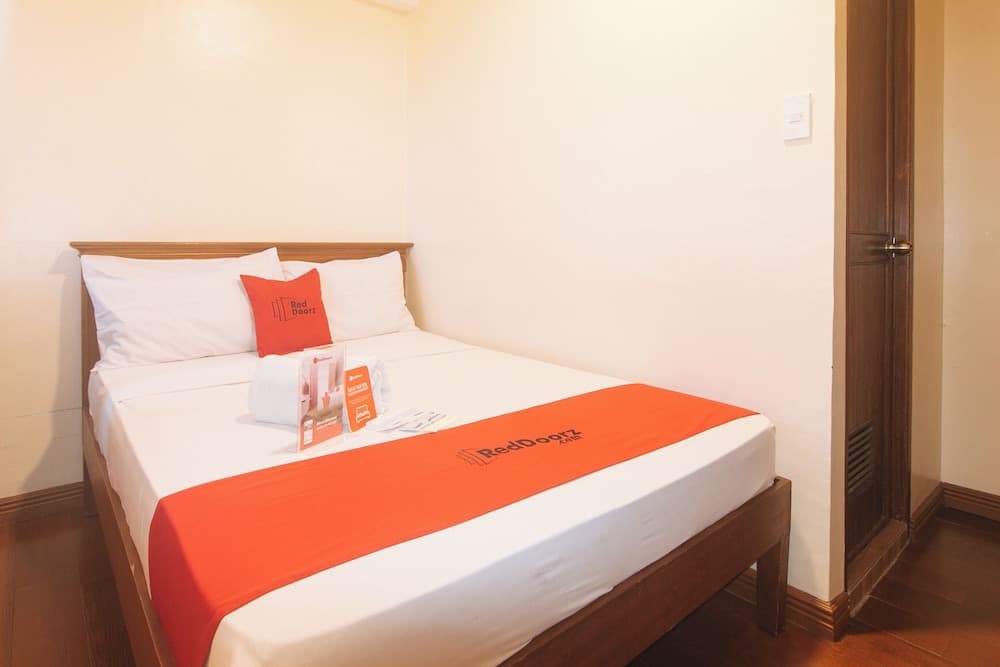 RedDoorz @ Moonwalk Paranaque