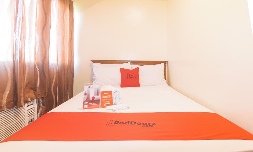 RedDoorz @ Moonwalk Paranaque