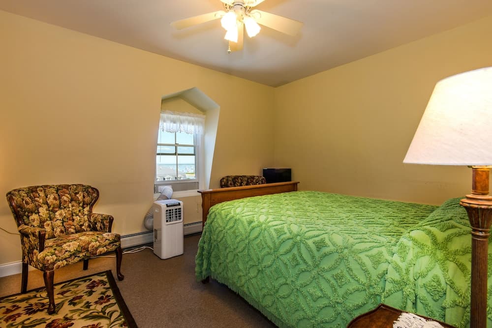 Payne's Harbor View Inn