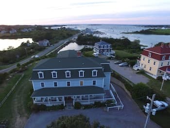 Payne's Harbor View Inn