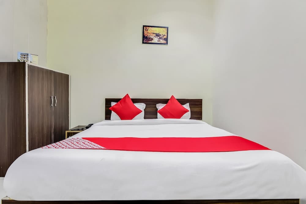 OYO 14219 Hotel Banshi