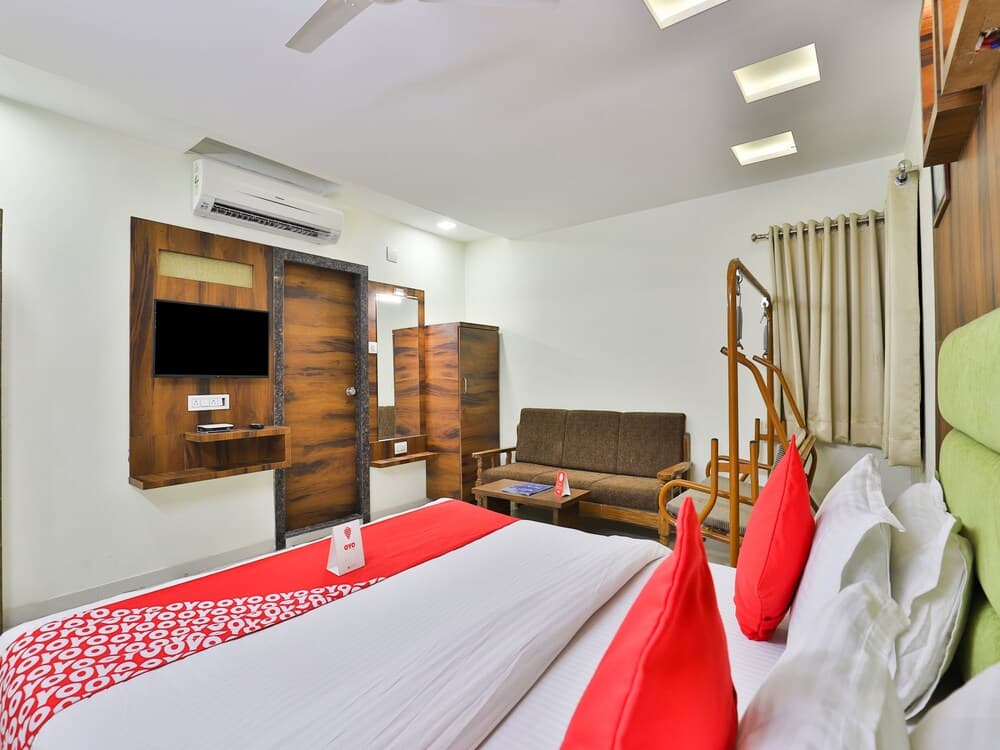 OYO 15378 Ratna Palace