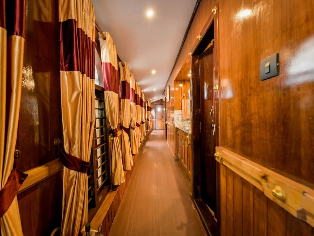 OYO 13525 HouseBoat My Trip Deluxe 3 BHK Private