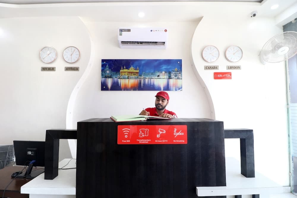 OYO 16379 Hotel LivInn Hub