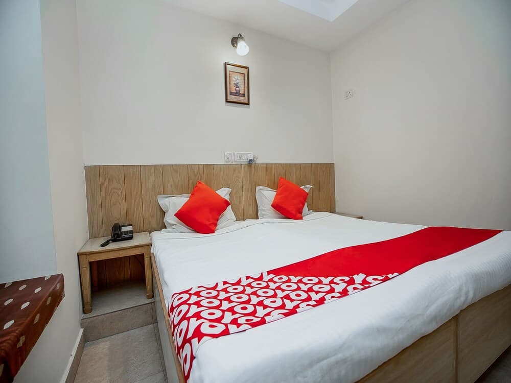 OYO Flagship 15411 pachim vihar metro station