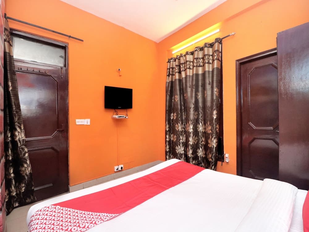 OYO 14876 Hotel Samrat