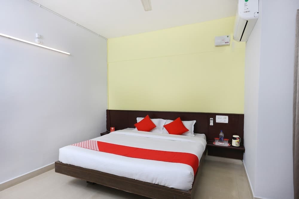 OYO 12765 Hotel Golden Rooms
