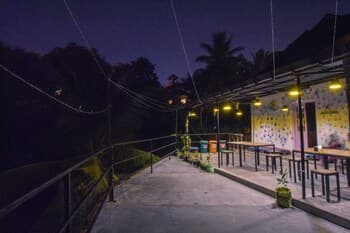 Jay's Bunks-Kandy Hostel - Adults Only