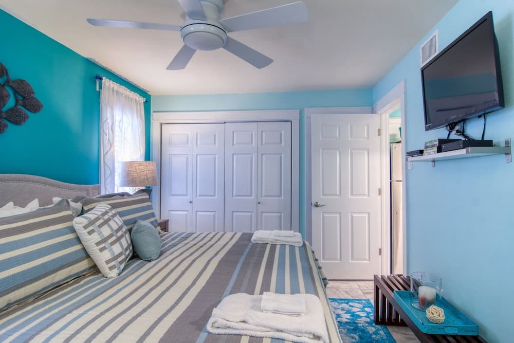 Courtyard #126 1 Bedroom Condo by Redawning