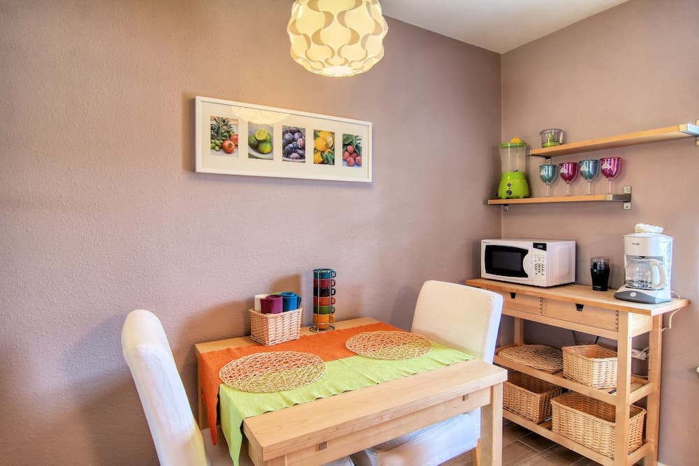 Courtyard #205 Studio Bedroom Condo by Redawning