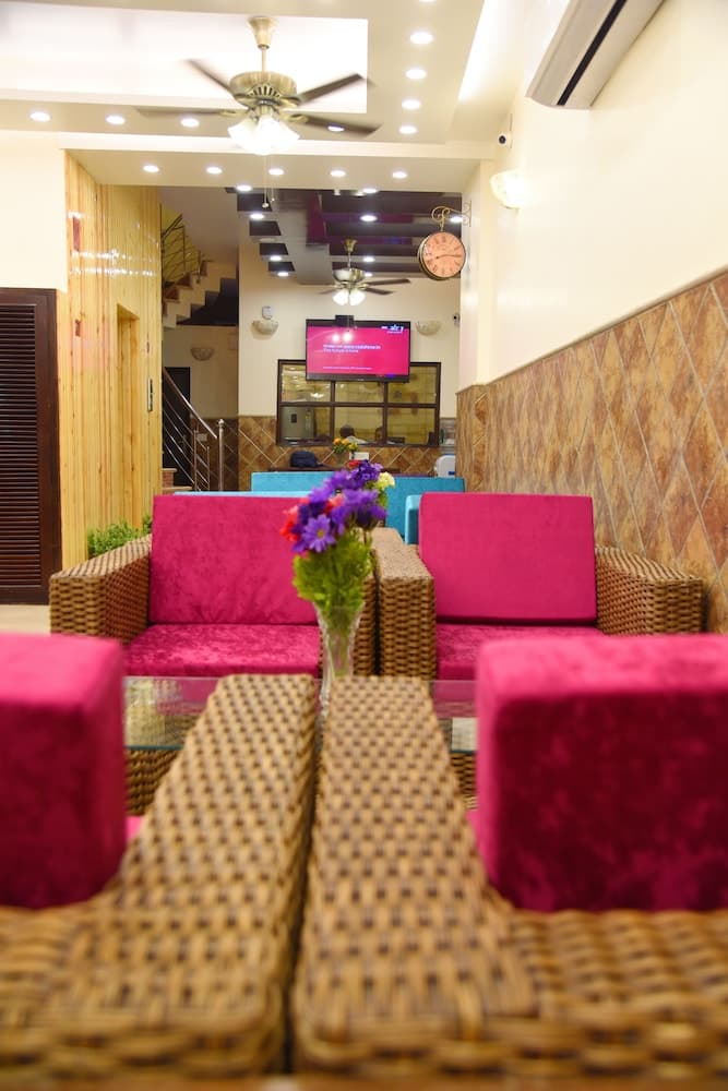 Atlanta at New Delhi Train Station