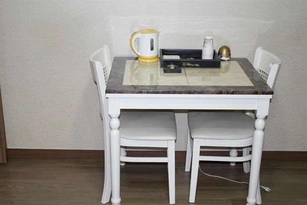 Breakfast at Tiffany's Motel