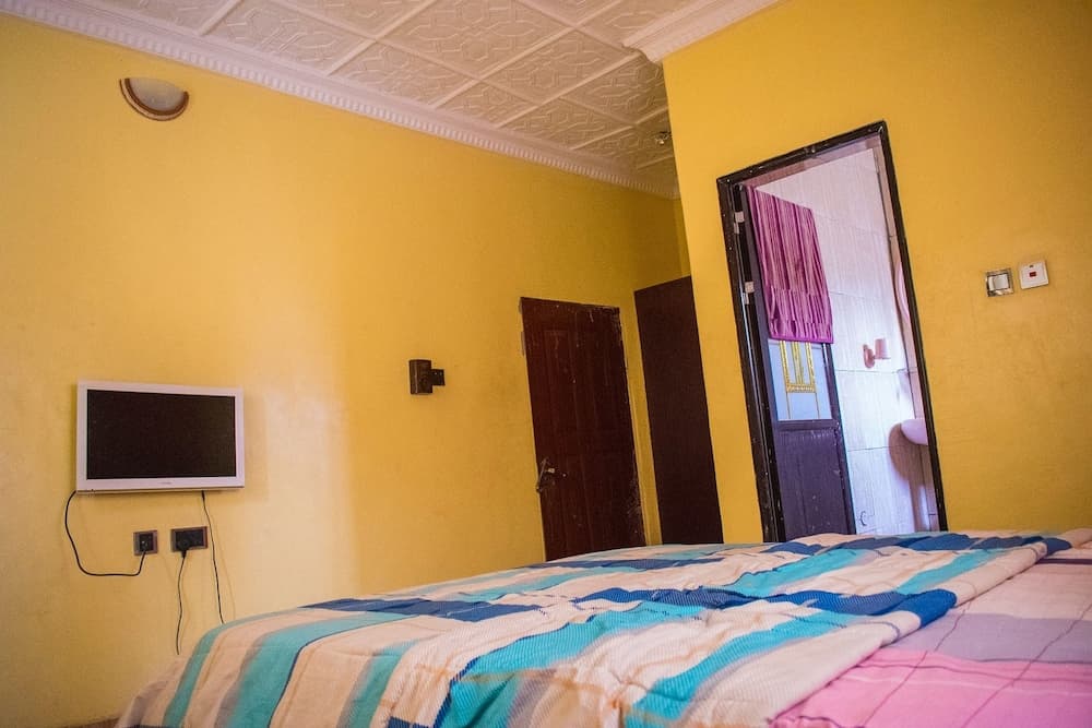 De Royal Hotel and Suites