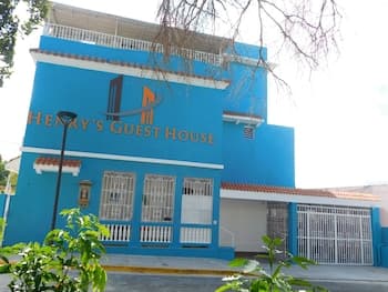 Henry's GuestHouse - Hostel