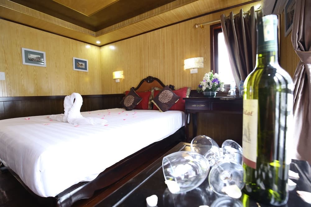 Legend White Dolphin Cruise