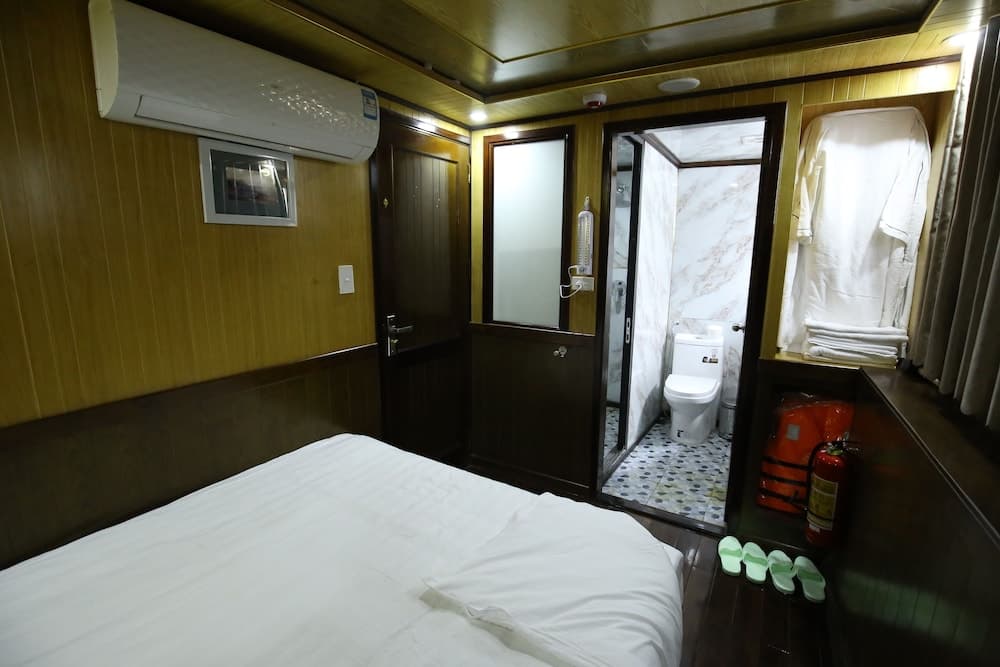 Legend White Dolphin Cruise