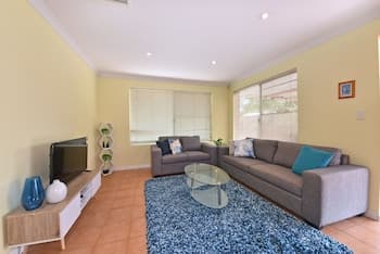 Redcliff Home Close to City & Airport