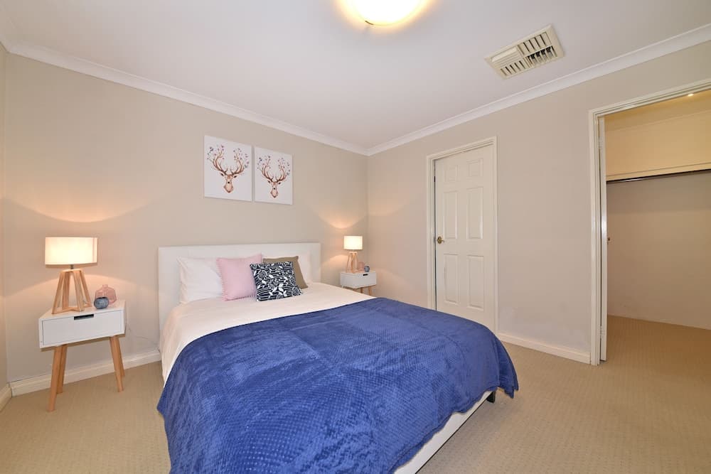 Redcliff Home Close to City & Airport