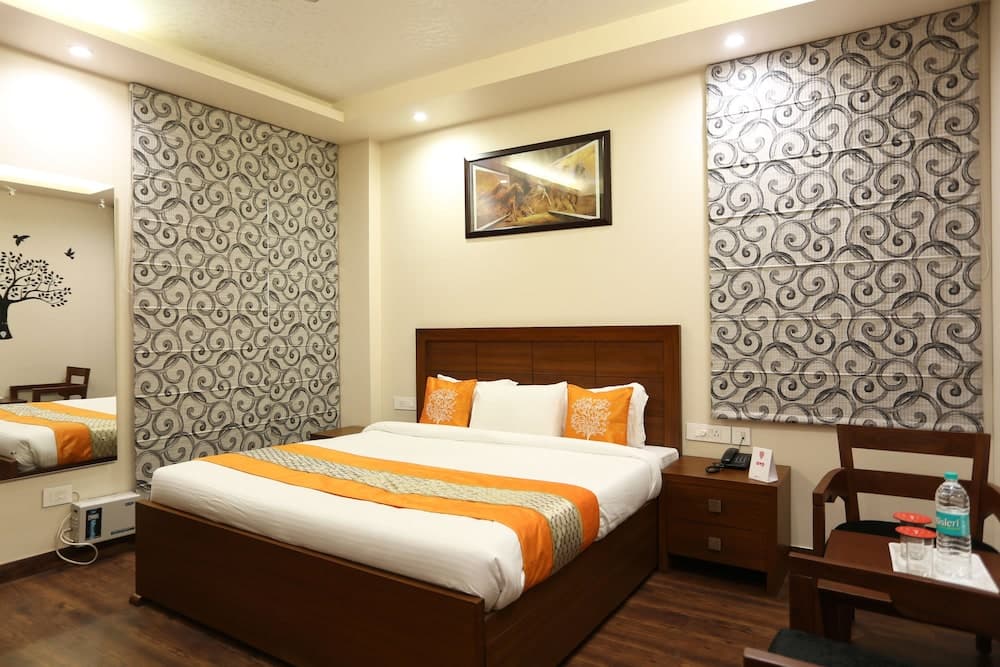 OYO TOWNHOUSE 460 H C Grand