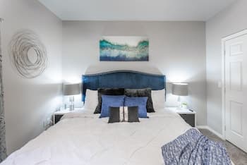 Executive King, Close to TCP and Kierland w Parking 1005