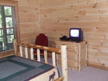 SERENITY WOODS Apartment 3 NEVAEH CABIN RENTALS