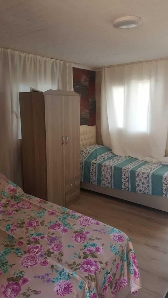 Bobus Restaurant & Bungalow