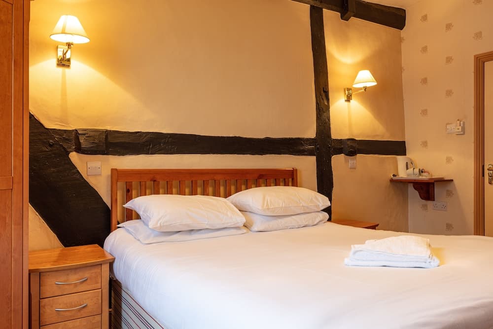 The New Inn by Roomsbooked