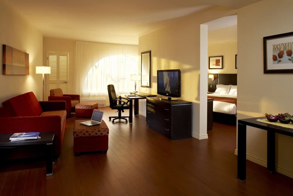 Holiday Inn & Suites Montreal Airport by IHG