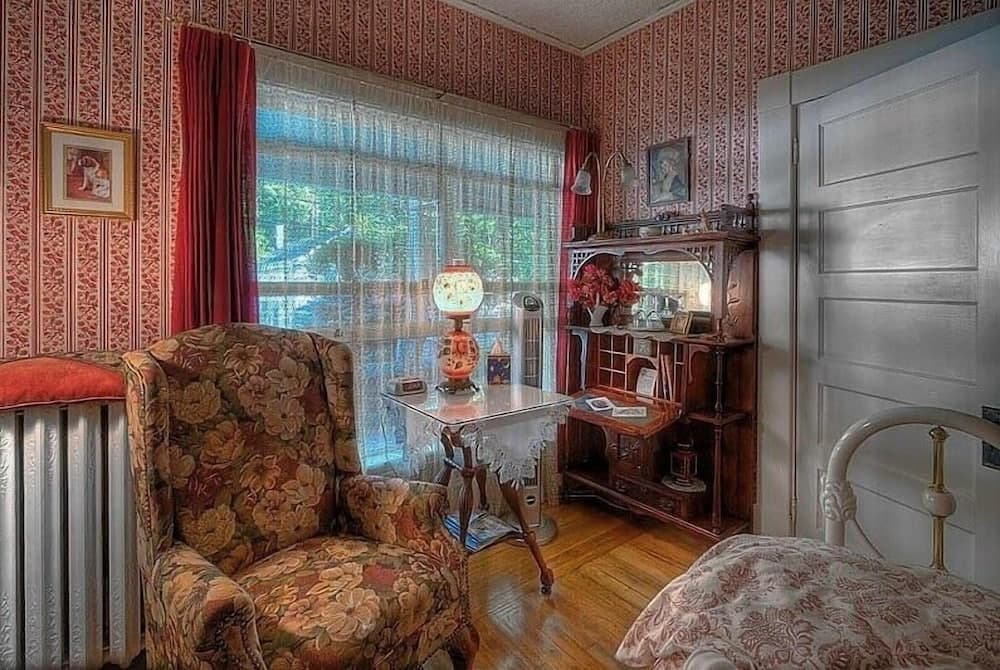 The Jeweled Turret Inn