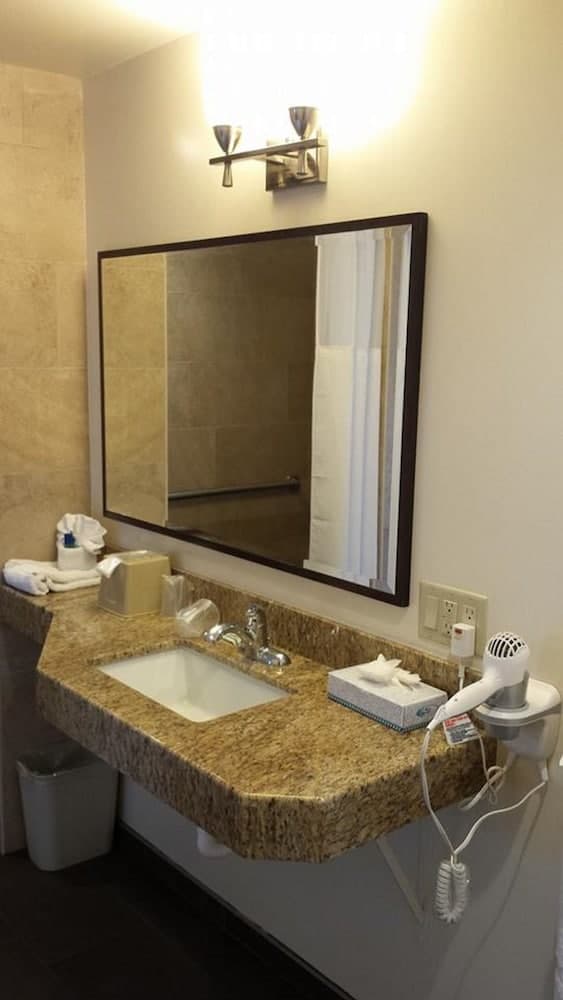 Newport Channel Inn - Near Huntington State Beach