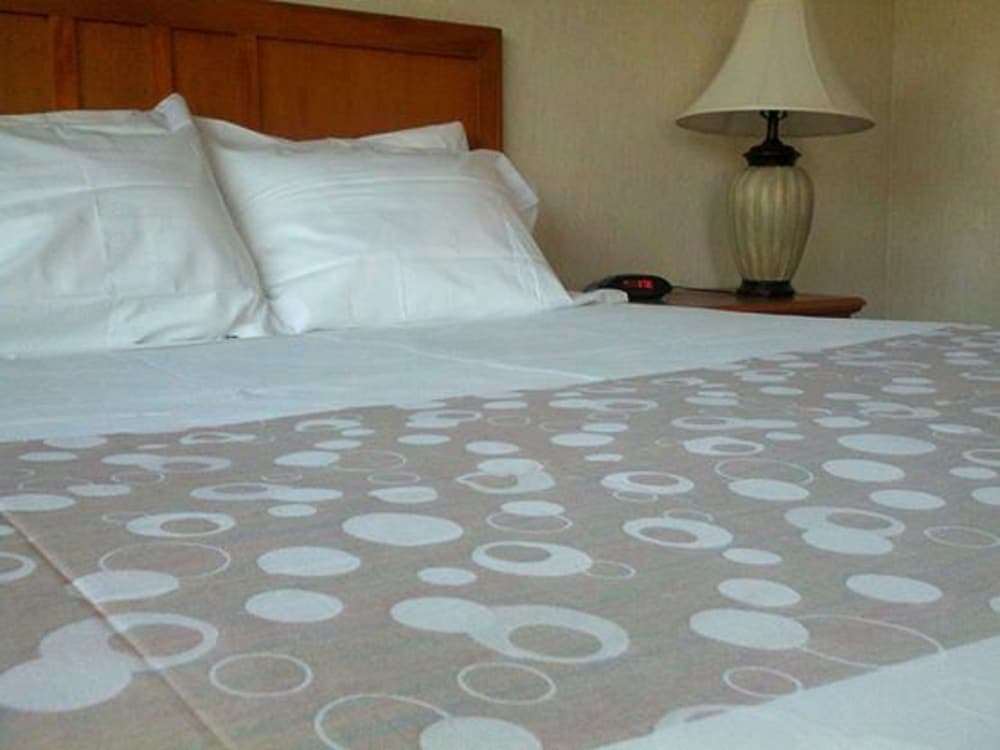 Newport Channel Inn - Near Huntington State Beach