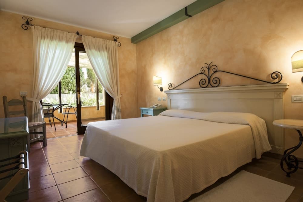 Lantana Resort Hotel & Apartments