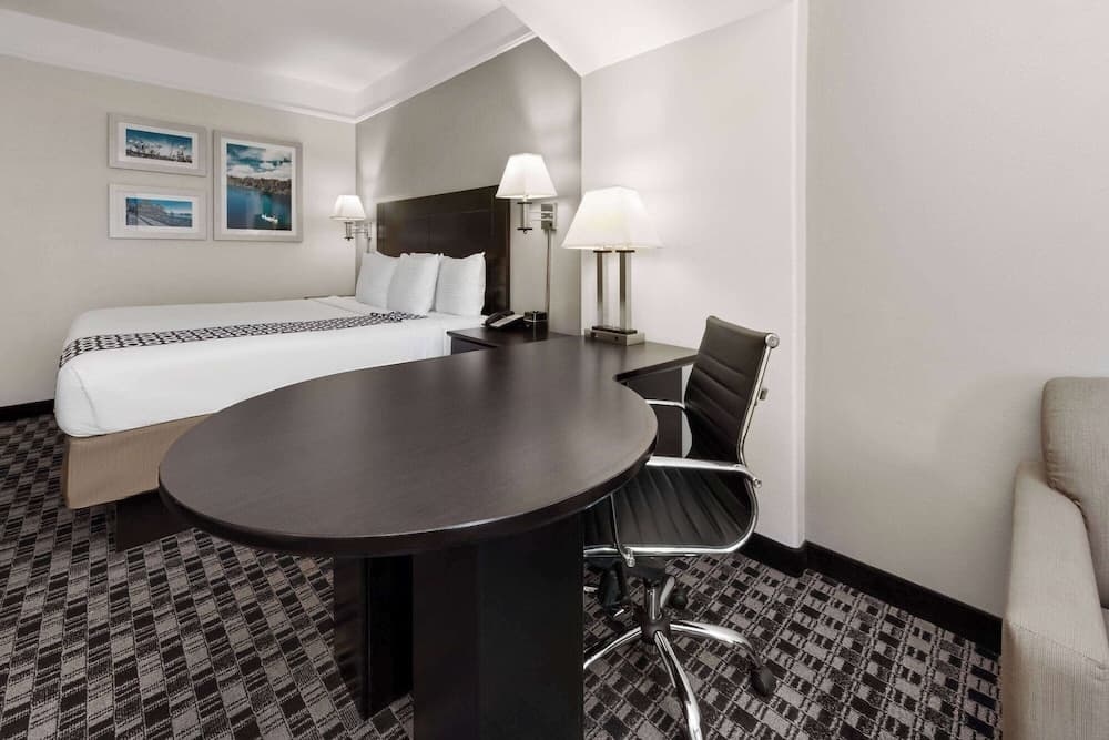 La Quinta Inn & Suites by Wyndham Deer Park