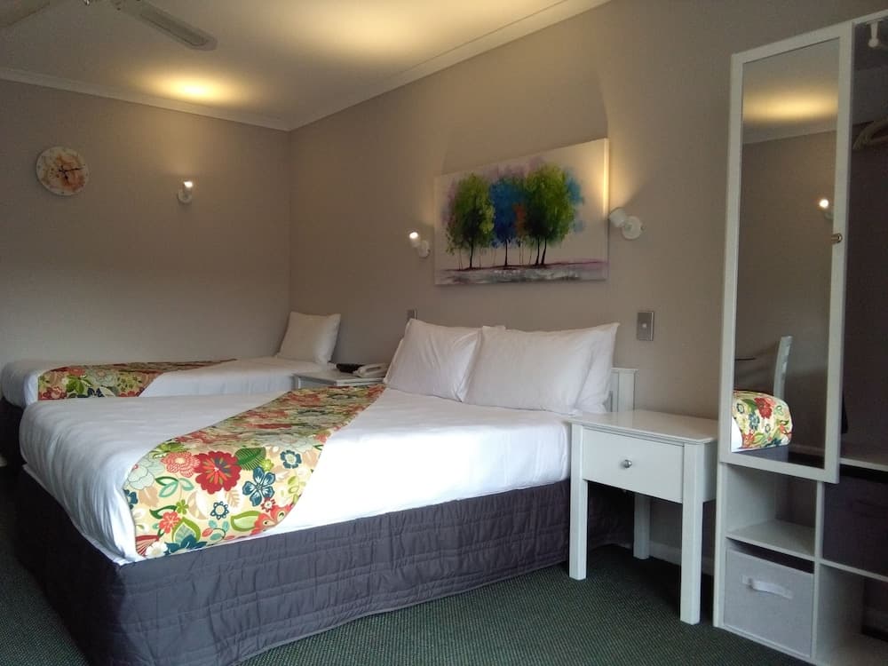 Colonial Lodge Motel