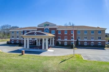 Holiday Inn Express Hotel & Suites Talladega, an IHG Hotel