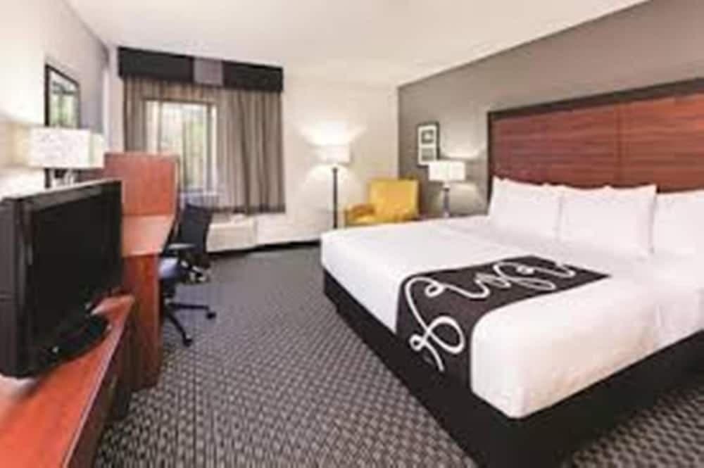La Quinta Inn & Suites by Wyndham Fort Worth - Lake Worth