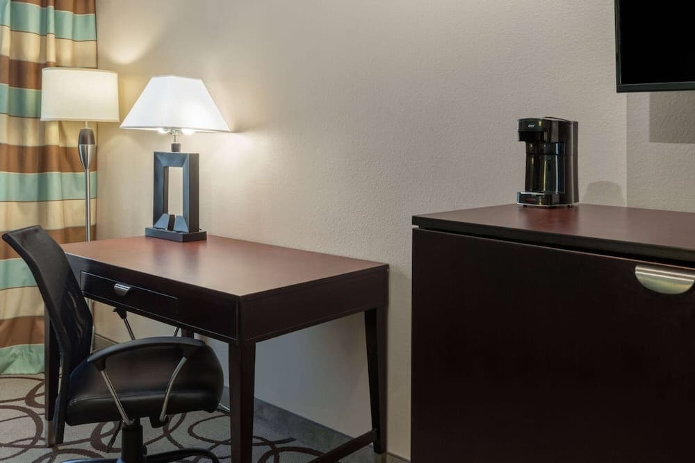 La Quinta Inn & Suites by Wyndham Fort Worth - Lake Worth