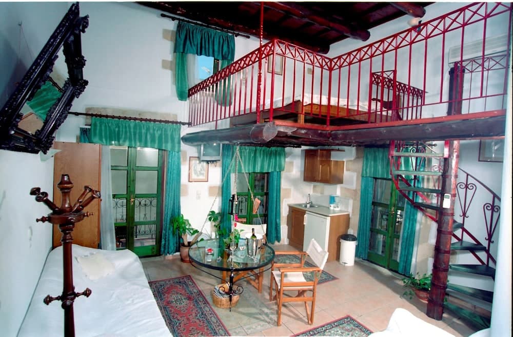 Ifigenia Rooms & Studios